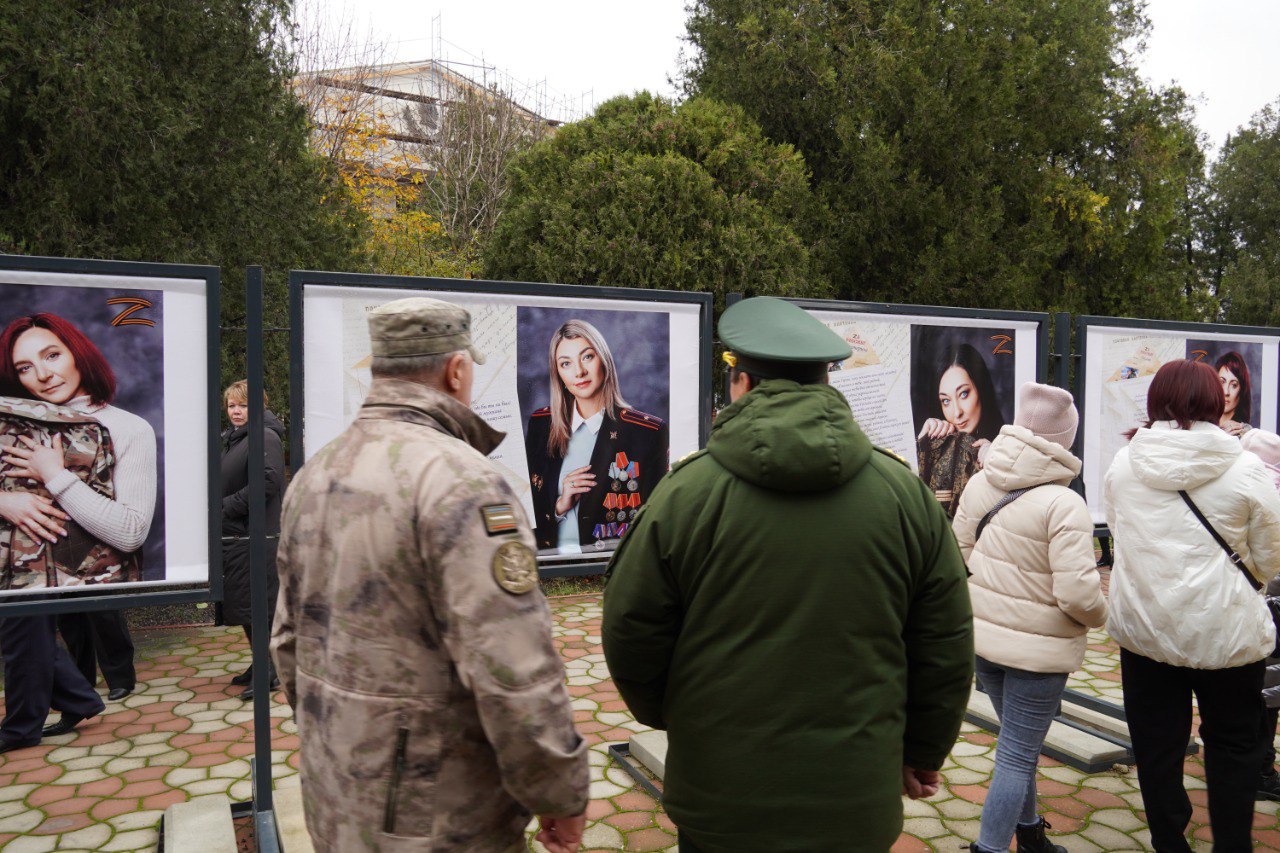 В канун Дня Героев Отечества в сквере Мира начала работу фотовыставка «Жена  и Мать Героя» | Правительство Республики Крым | Официальный портал