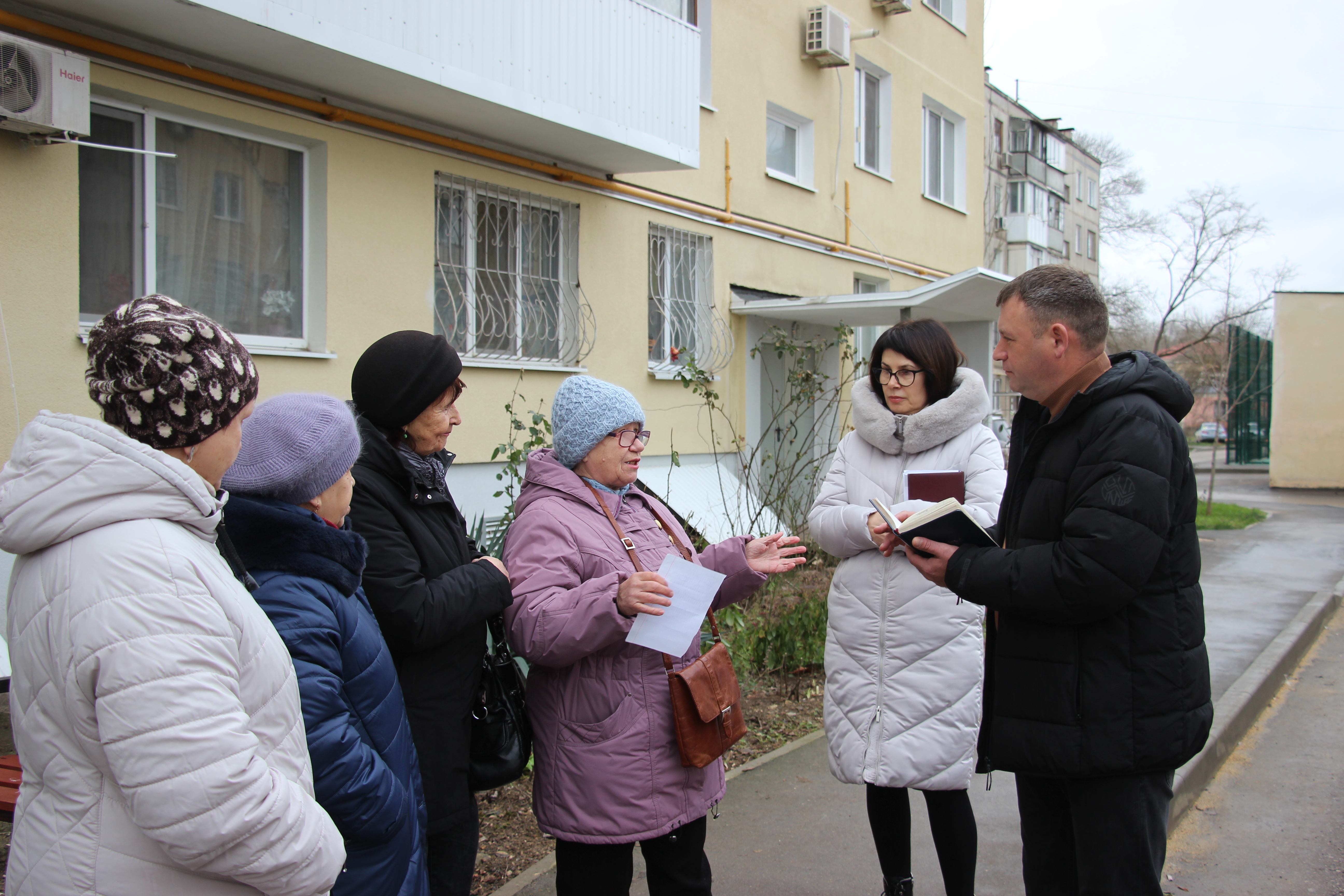 Во дворах центральной части города провел встречи с жителями заместитель  главы администрации Игорь КРУТЬКОВ | Правительство Республики Крым |  Официальный портал