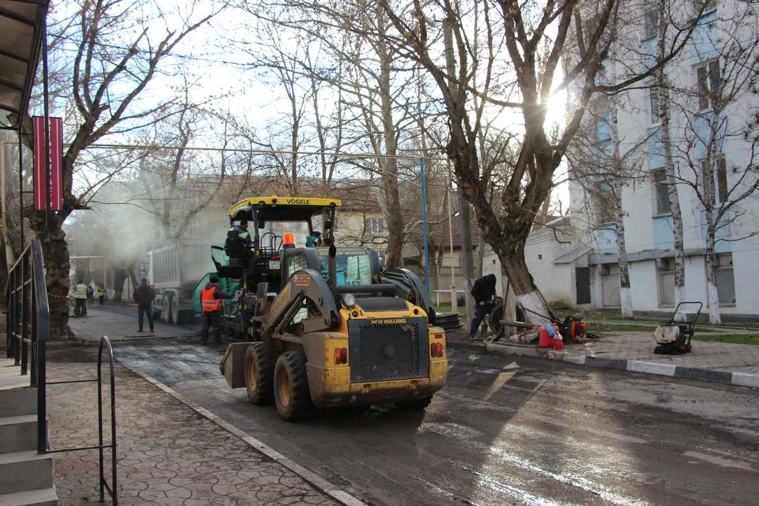 Сегодня в Керчи асфальтируют сразу 4 городские дороги